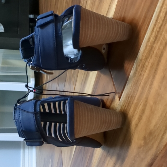 New Vince Camuto size 6 heels. Navy Blue. - Picture 3 of 6